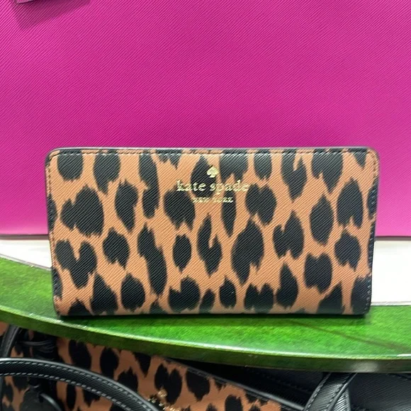 Kate Spade Schuyler Large Slim Bifold Wallet
COLOR:
Multi
NWT - Picture 11 of 16